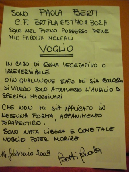 testamento-biologico perchè mia figlia o il mio compagno, ai quali mi auguro di non sopravvivere, non debbano subire processi nè morali, nè penali nel caso fossero chiamati a prendere in mia vece una simile decisione. Perchè nessuno possa dire che erano i soli ad essere a conoscenza delle mie volontà.